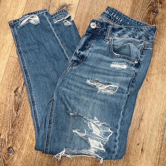 American Eagle Distressed Dark Blue Tomgirl Jeans Size 2 Short - Picture 2 of 8